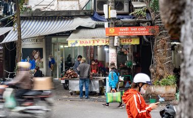 Mishi i qenit shitet për qebapë, pamjet e tmerrshme nga tregu i mishit në Vietnam – por e keqja e madhe nuk përfundon me kaq!