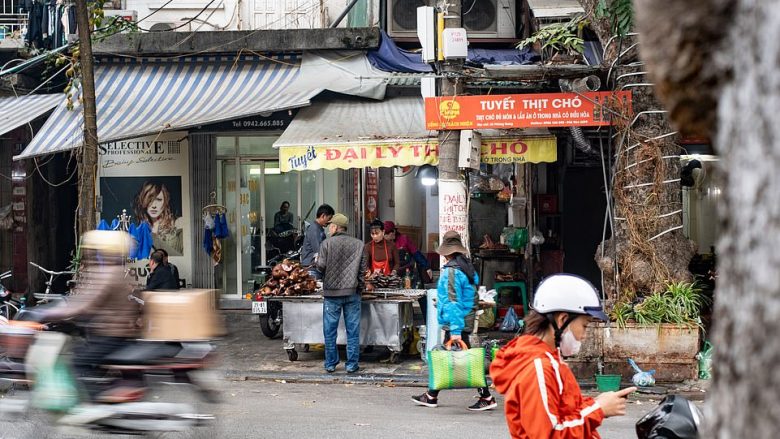 Mishi i qenit shitet për qebapë, pamjet e tmerrshme nga tregu i mishit në Vietnam – por e keqja e madhe nuk përfundon me kaq!
