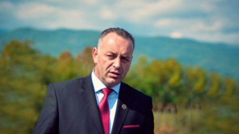 Kryetari i Deçanit i kundërpërgjigjet Vuçiqit: Ka kaluar koha kur politika shoveniste serbe funksiononte, lëreni Manastirin të festojë