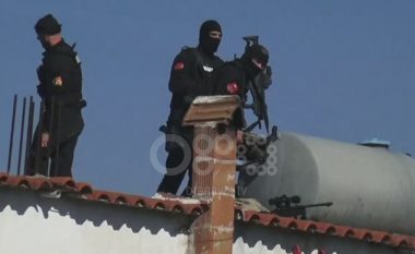 Forcat e RENEA-s zbarkojnë në Shijak, tre të arrestuar deri tani