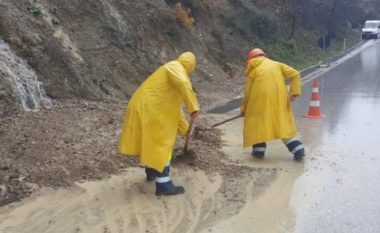Reshjet e dendura dhe era e fortë shkaktojnë vështirësi në disa akse rrugore në Shqipëri