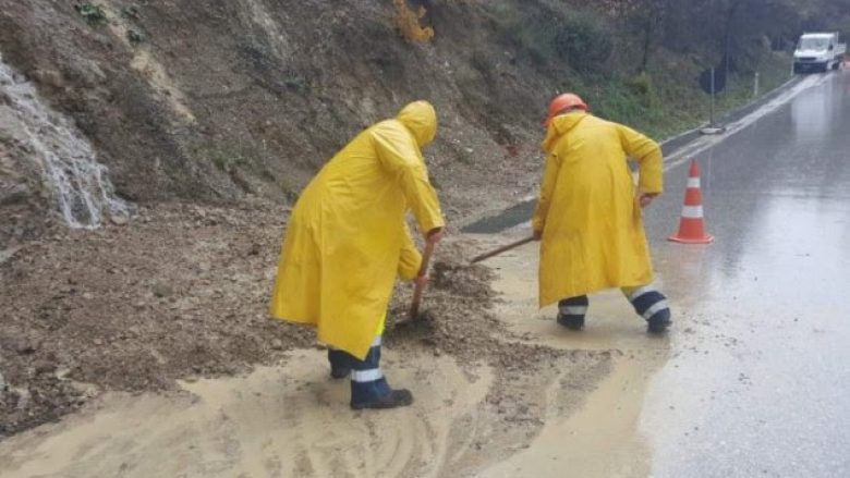 Reshjet e dendura dhe era e fortë shkaktojnë vështirësi në disa akse rrugore në Shqipëri