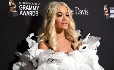 Edhe pse e sëmurë, Rita Ora thotë se po duhet të aktrojë para tjerëve sikur nuk është për t'i përmbushur angazhimet e saj