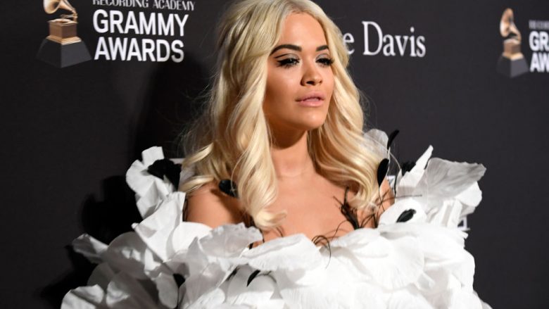 Edhe pse e sëmurë, Rita Ora thotë se po duhet të aktrojë para tjerëve sikur nuk është për t’i përmbushur angazhimet e saj