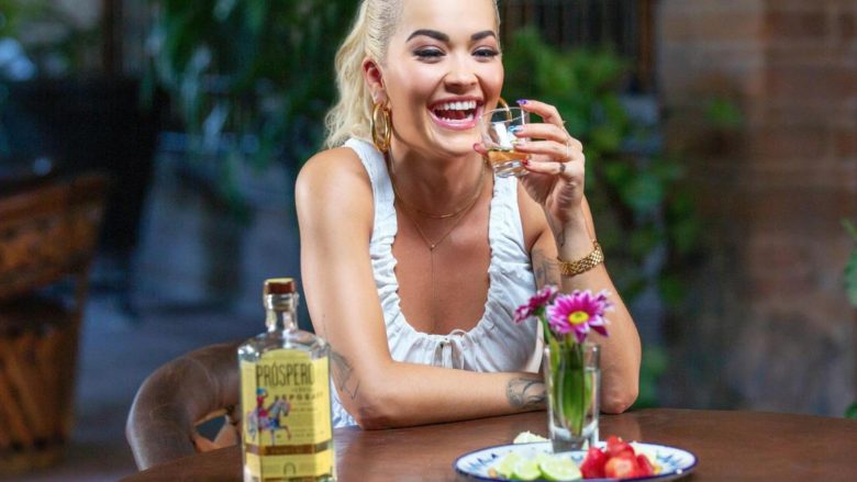 Rita Ora shijon ushqimin tradicional në ishullin e largët, teksa duket atraktive në prapaskenat e xhirimeve për fushatën e re