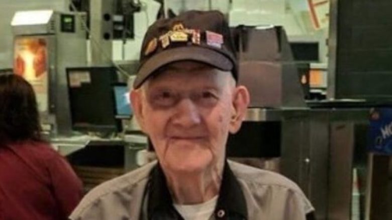 Ky punëtor i McDonald’s ka festuar ditëlindjen e 92-të dhe as që e ka në plan të dalë në pension