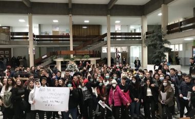 Shkarkohet drejtoresha e gjimnazit “Nikolla Karev”, kërcënoi nxënësit për protestën