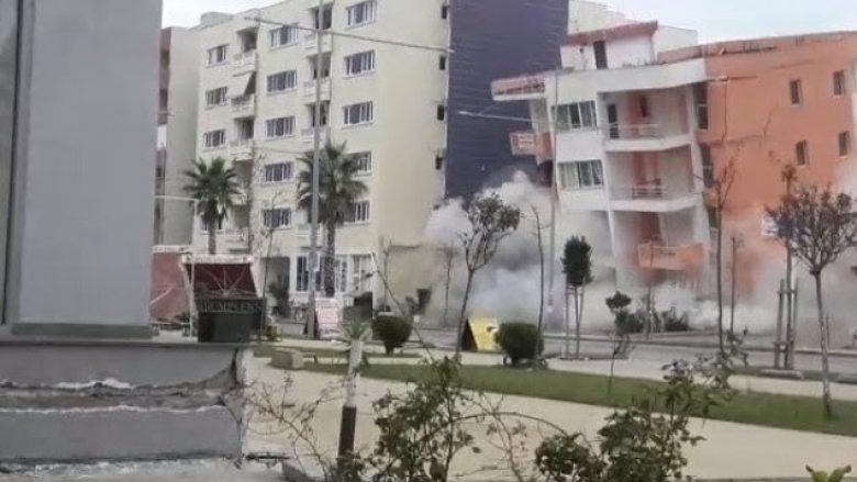 Ndërtesa 6-katëshe në Durrës ‘zhduket’ për pak sekonda