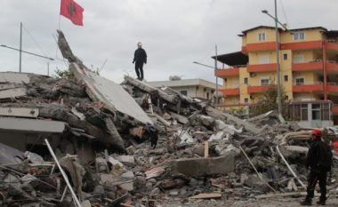 Viti i ri 2020 në hotel: Burrë e grua kthehen që të shikojnë rrënojat e shtëpisë që la tërmeti në Durrës