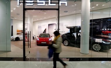 Tesla pezullon punën në disa fabrika në SHBA për shkak të përhapjes së Coronavirusit