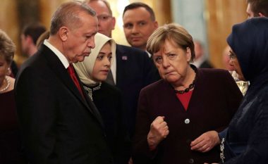 Samiti i NATO-s, kamerat kapin momentin kur Merkel “i tregon grushtin” Erdoganit