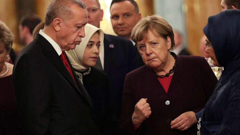 Samiti i NATO-s, kamerat kapin momentin kur Merkel “i tregon grushtin” Erdoganit