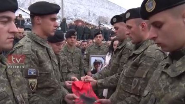 Varroset me nderime të larta ushtarake, ish-ushtarja e UÇK-së Fatime Ademaj
