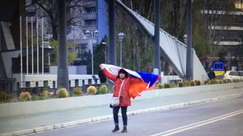 Arrestohet një serbe tek ura në Mitrovicë, kaloi me flamur të Serbisë