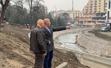Haradinaj e Gjini vizitojnë punimet në rregullimin e shtratit të lumit Krena