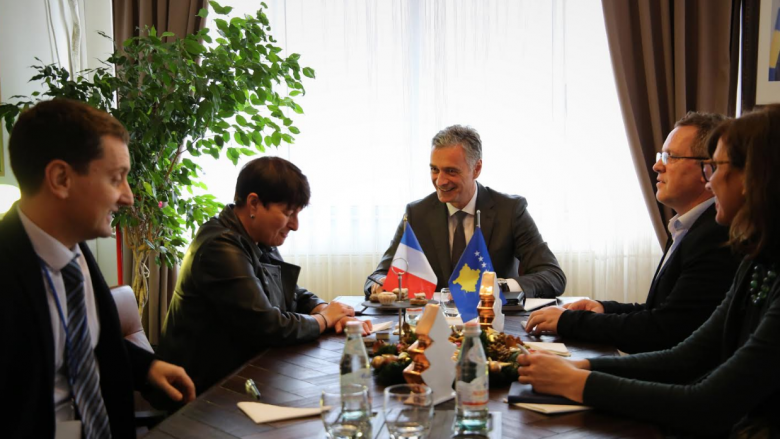 Lumezi takohet me ambasadoren e Francës në Kosovë, flasin për sundimin e ligjit