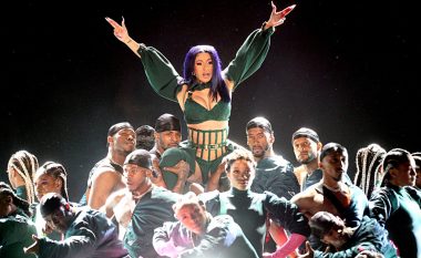 Mbrëmje e shfrenuar për Cardi B, publikon video me femra të zhveshura e vallëzime erotike