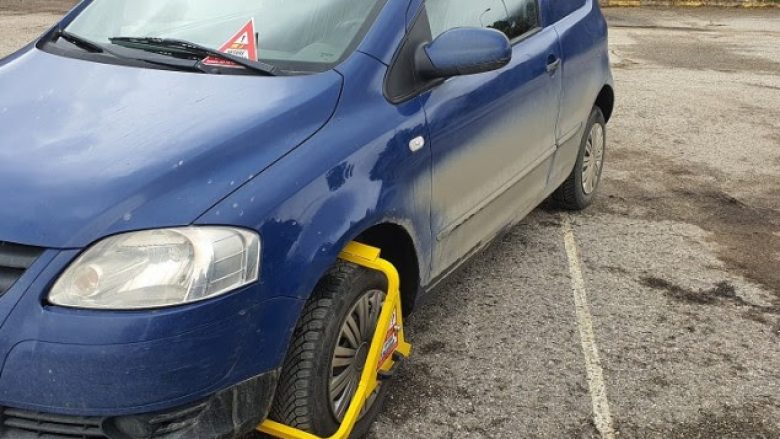 Policia me masa të reja në Pejë ndaj veturave të parkuara në vendet e ndaluara