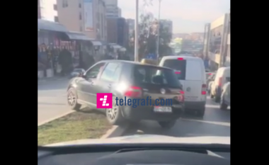 Taksisti thyen rregullat e trafikut, kalon mbi trotuar për t’i ikur kolonës në Prishtinë
