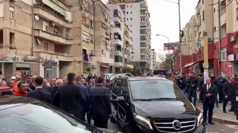 Aleksandar Vuçiq rrethohet nga forcat e shumta të sigurisë në Durrës