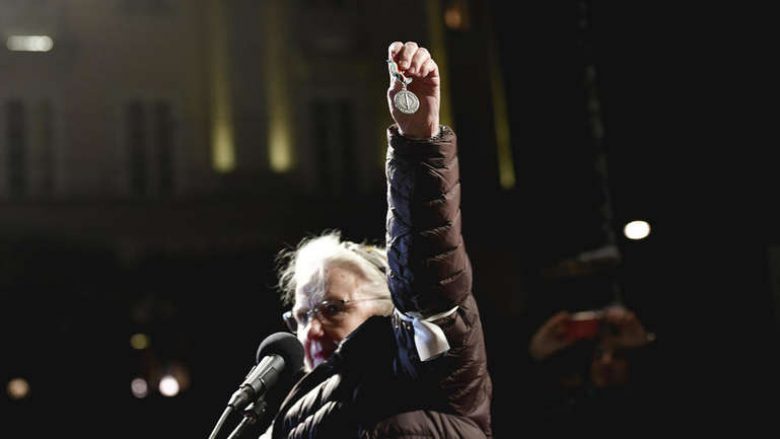 Suedezja, fituese e Nobelit për vitin 1988 kthen çmimin – në shenjë proteste ndaj Handke