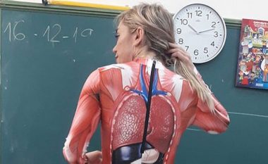 Nxënësit mbesin të habitur kur mësuesja përdor trupin e saj për t’ua mësuar lëndën e Anatomisë – reagon edhe burri i saj