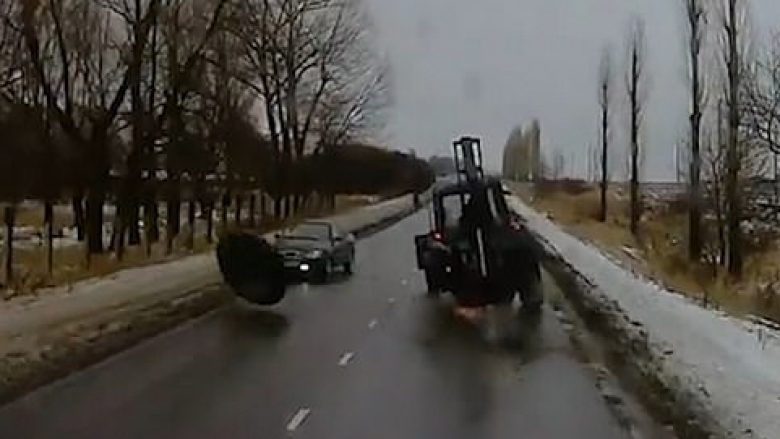 Momenti i frikshëm kur rrota e madhe e traktorit “shkëputet” – dhe përplaset për një veturë që po vinte përballë