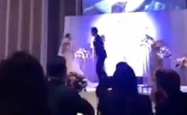 Dhëndri “merr hak” ndaj nuses së tij duke publikuar një video para miqve në dasmë