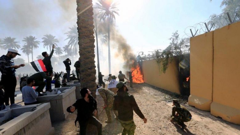 Protestuesit në Bagdad i vënë flakën Ambasadës Amerikane