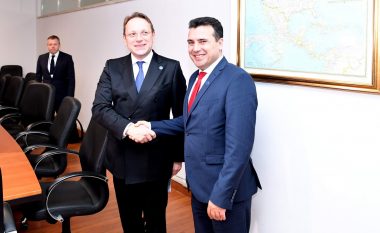 Zaev-Varhelyui: Maqedonia do të shpalosë më shumë argumente që të merr vendim pozitiv nga BE