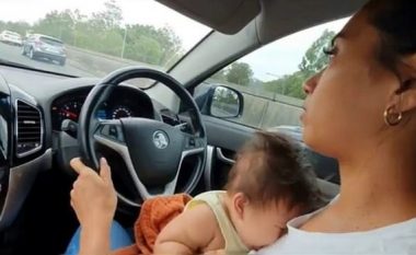 Nëna ndan videon e rrezikshme kur ushqen fëmijën me gji teksa drejtonte makinën