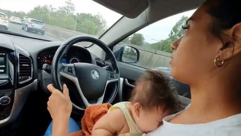 Nëna ndan videon e rrezikshme kur ushqen fëmijën me gji teksa drejtonte makinën