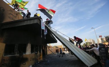 Demonstruesit tërhiqen para Ambasadës së SHBA-së në Irak