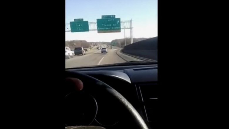 Vozit me mbi 160 kilometra në orë, i riu nga SHBA-të filmon veten duke u rrokullisur me veturë – shpëton mrekullisht