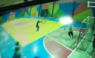 Futen të armatosur në palestrën e shkollës ku po zhvillohej ndeshja e futbollit, lëndohen tre nxënës brazilianë – kamerat e sigurisë filmojnë gjithçka