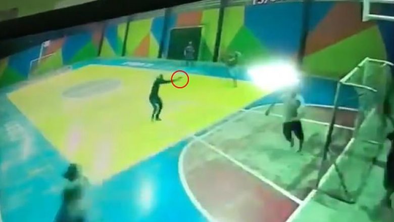Futen të armatosur në palestrën e shkollës ku po zhvillohej ndeshja e futbollit, lëndohen tre nxënës brazilianë – kamerat e sigurisë filmojnë gjithçka