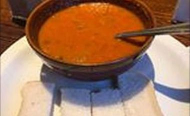 Supë me lugë çaji, ngatërrime porosish dhe ushqim i ftohtë – familja 10 anëtarëshe kërkon dëmshpërblim nga restoranti në Angli