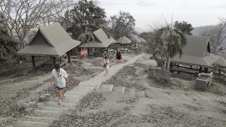 Pasojat e vullkanit në Filipine, imazhe që tregojnë fuqinë e natyrës – fshatrat mbulohen nga hiri dhe banorëve u ndalohet përgjithmonë rikthimi