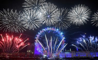 Spektakël me fishekzjarre, pamje që tregojnë se si u prit Viti i Ri nëpër botë