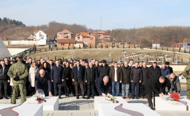 Bëhen homazhe në Kompleksin e Jasharajve në 22-vjetorin e sulmit nga forcat serbe