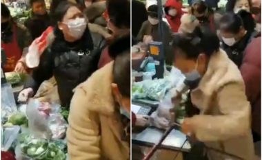 Pasojat e coronavirusit, qyteti kinez bllokohet tërësisht – ngriten çmimet nëpër markete, qytetarët rrahen në arkë për mallra  