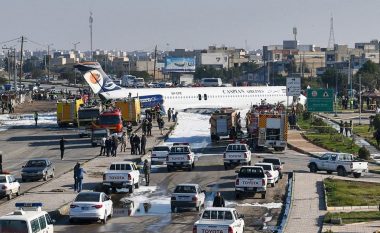 Dramë në Iran, aeroplani rrëshqet nga pista – përfundon në autostradën plotë vetura