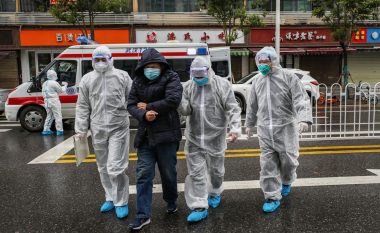 Mjeku kinez vdes nga coronavirusi, edhe pse i pensionuar ishte kthyer për të ndihmuar pacientët – u infektua dhe ndërroi jetë pas 9 ditëve