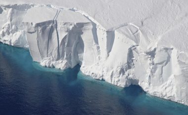 “Objekt” në mes të akullit, copë misterioze në Antarktik