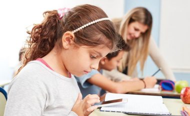 Si ndikon celulari në të mësuarit dhe shkrimin e detyrave të shtëpisë