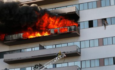 Një ndërtesë në Los Angeles përfshihet nga zjarri, banorët kërcenin nga dritaret për t’i shpëtuar më të keqes
