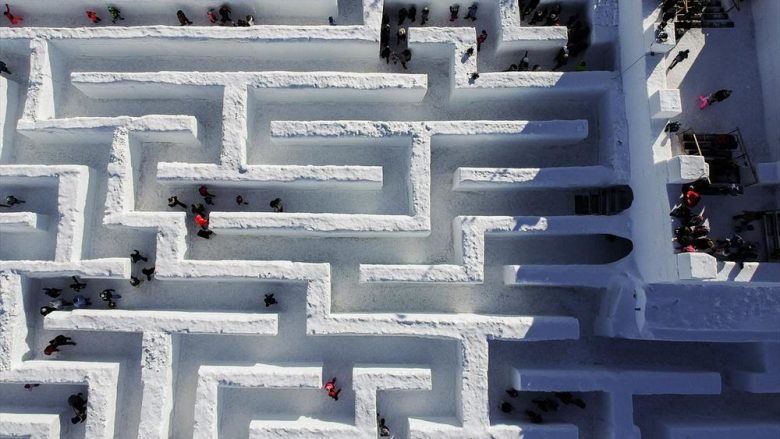 Polakët ndërtojnë labirintin më të madh në botë nga bora, u janë dashur një muaj t’i përfundojnë punimet – duket si në përralla
