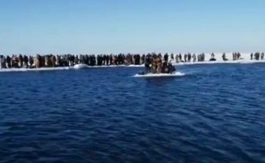 Skena të pazakonta nga Siberia, 600 peshkatarë ngecin në një copë të madhe të akullit – operacioni për shpëtim zgjati 7 orë