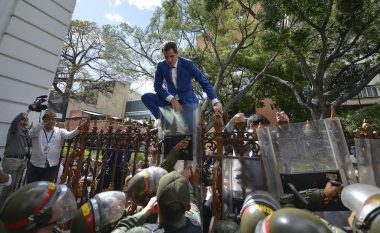 Guaido sërish me skena të çuditshme, nuk e lejojnë të futet në Kuvend – vetëshpallet presidenti brenda zyrave të redaksisë së një gazete lokale