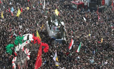 Një milion qytetarë dalin në rrugët e Teheranit, marrin pjesë në ceremoninë e varrimit të gjeneralit të vrarë Qassim Soleimani
